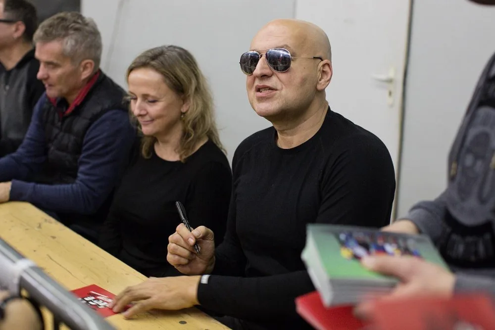 Tři sestry narazily na podiu sud. Vánoční koncert přilákal také fotbalové legendy.