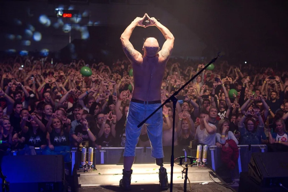 Tři sestry narazily na podiu sud. Vánoční koncert přilákal také fotbalové legendy.