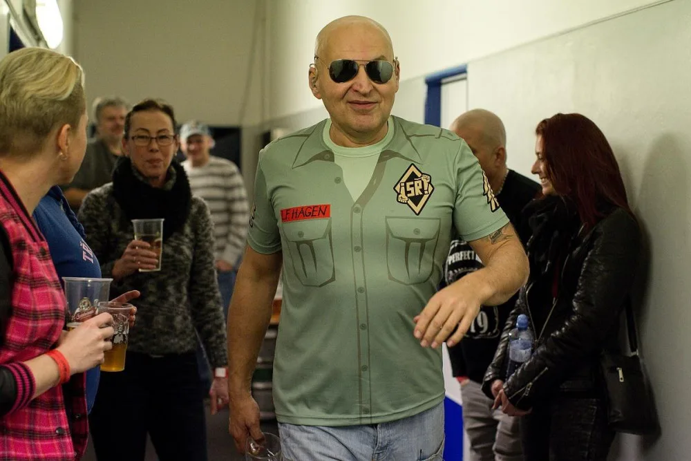 Tři sestry narazily na podiu sud. Vánoční koncert přilákal také fotbalové legendy.