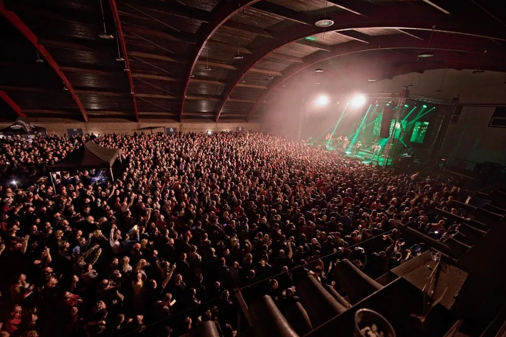Tři sestry narazily na podiu sud. Vánoční koncert přilákal také fotbalové legendy.