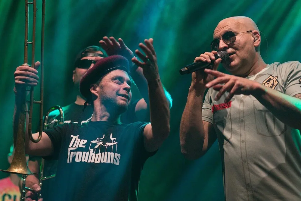 Tři sestry narazily na podiu sud. Vánoční koncert přilákal také fotbalové legendy.