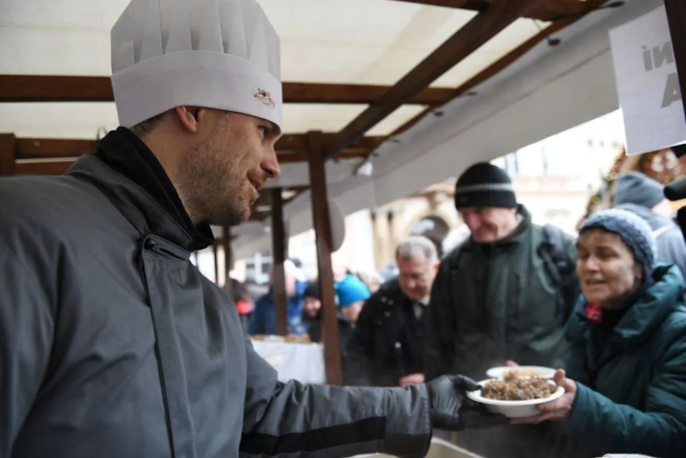 Křik, nadávky a potyčky. Na Staroměstském náměstí se rozdávala rybí polévka a kuba.