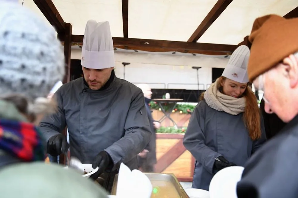 Křik, nadávky a potyčky. Na Staroměstském náměstí se rozdávala rybí polévka a kuba.