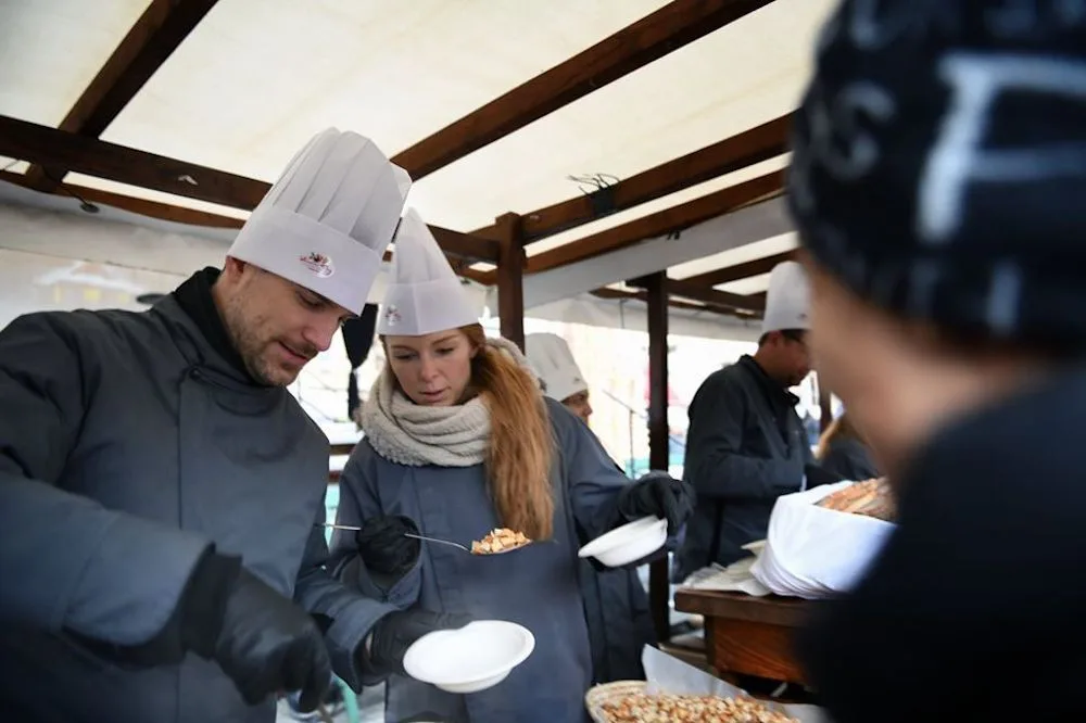Křik, nadávky a potyčky. Na Staroměstském náměstí se rozdávala rybí polévka a kuba.
