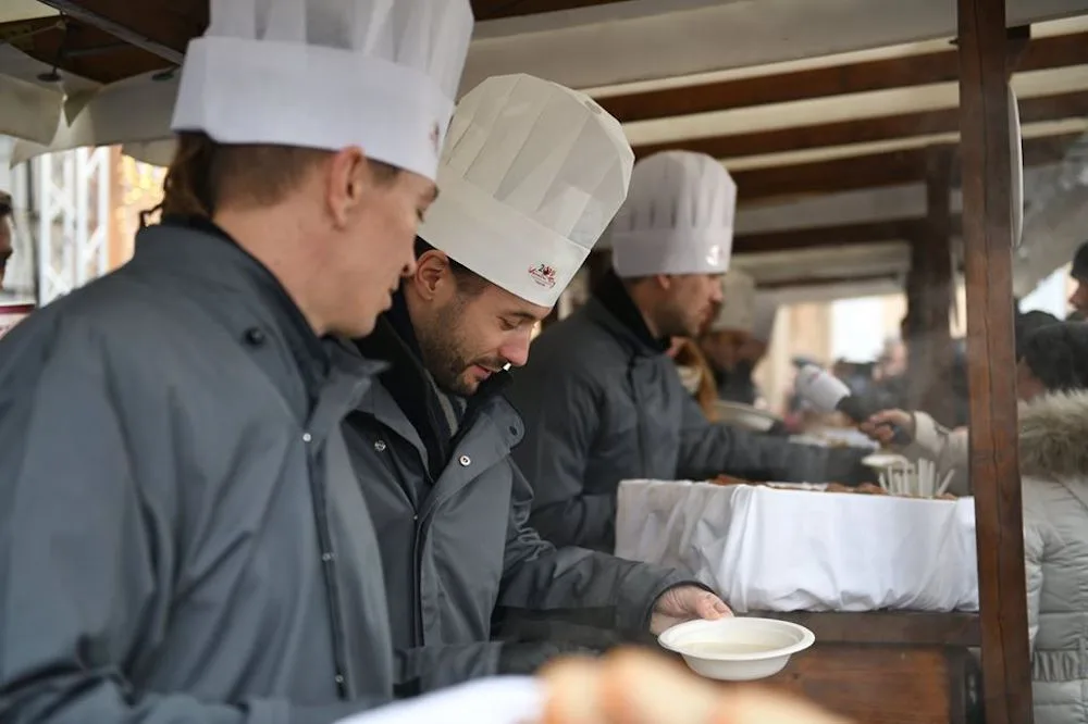 Křik, nadávky a potyčky. Na Staroměstském náměstí se rozdávala rybí polévka a kuba.