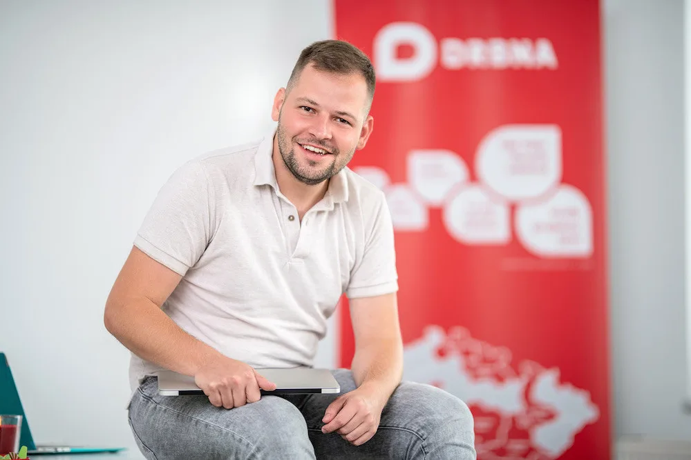 Je jednoduché nadávat na sociálních sítích, říká šéfredaktor Drbna.cz Michael Daněk