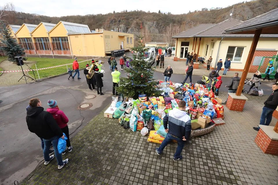 Vánoce v trojském útulku. Pražané přinesli 10 tun krmení a zhruba 800 kilo dek.