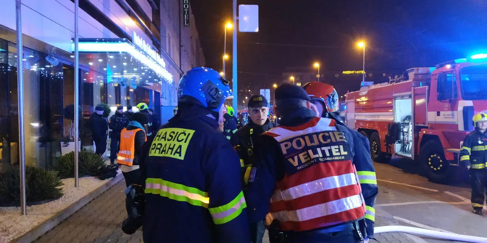 FOTO/VIDEO: Škoda za milion a přes sto evakuovaných. Na Smíchově hořela sauna