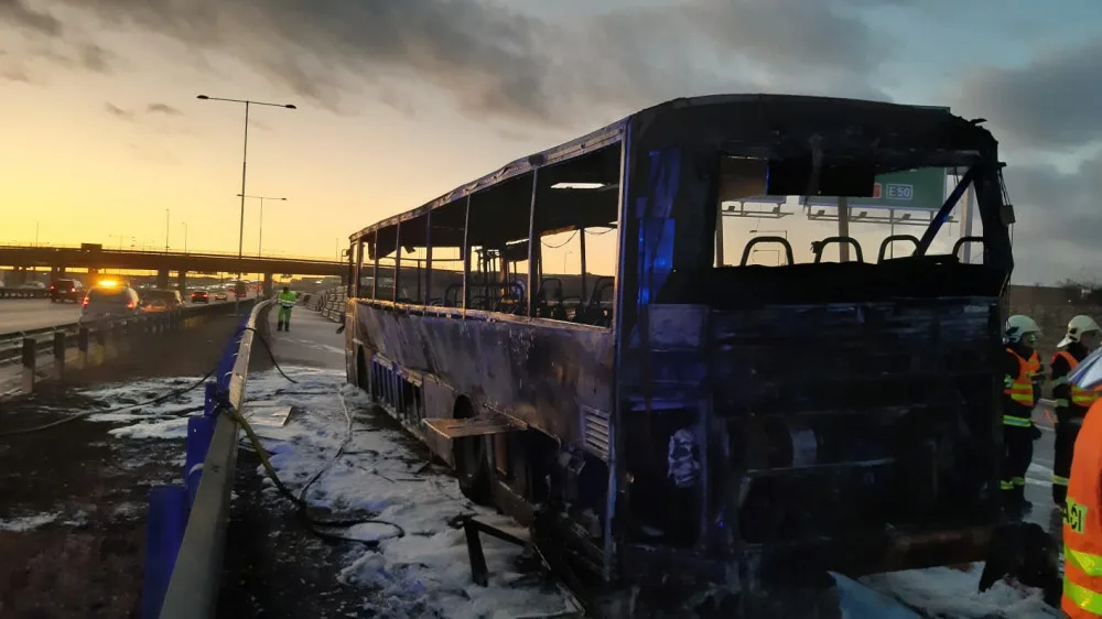 Na Pražském okruhu lehl popelem autobus, cestujícícm se nic nestalo.
