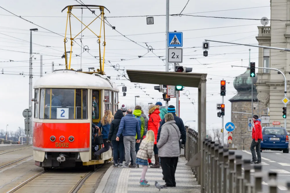 Muzeum MHD zahájilo sezónu. Celý víkend Prahou jezdí tramvaj z padesátých let