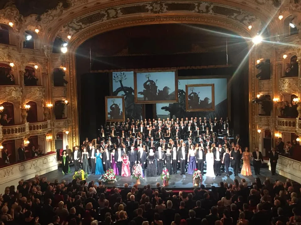 Státní opera si při znovuotevření připomněla svoji minulost.