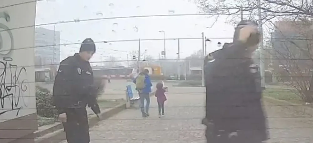 VIDEO: Cizinci zůstala v tramvaji dcera. K tátovi jí pomohli strážníci a všímavá cestující