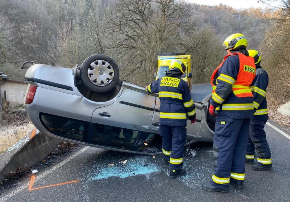 Hasiči zasahovali u nehody, při které auto skončilo na střeše