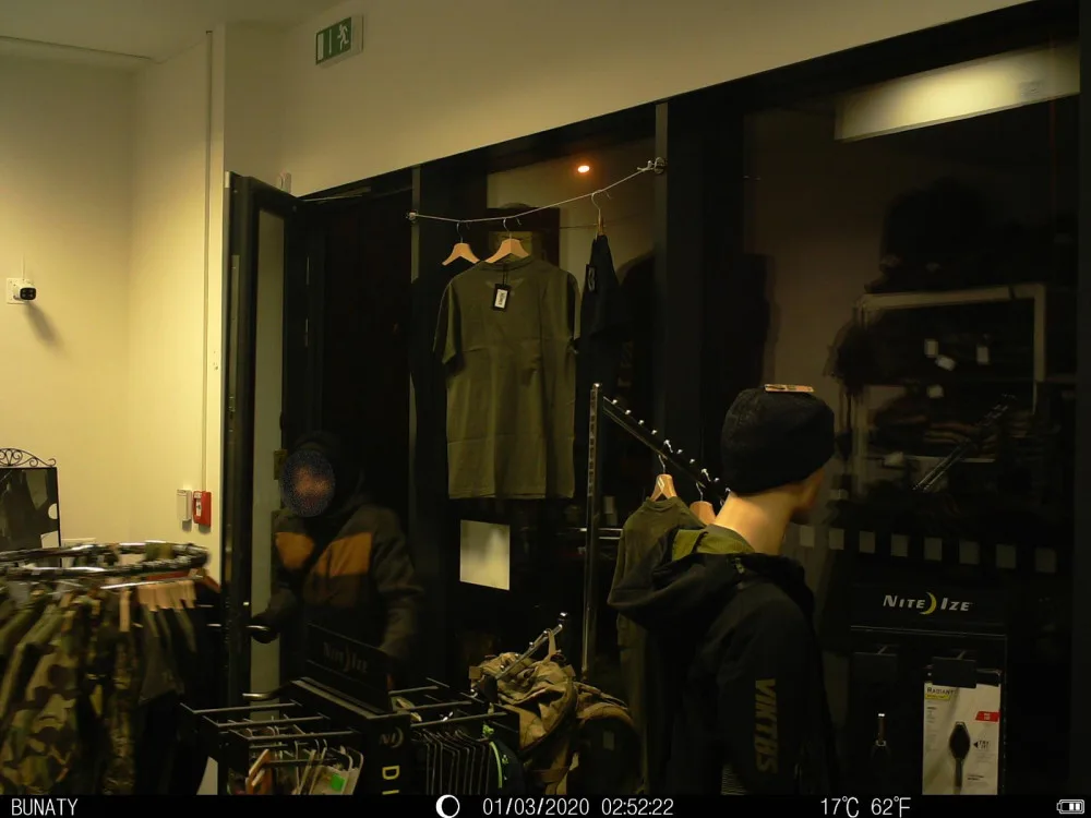 Třikrát navštívil army shop po zavíračce. Po třetím vloupání ho zadržela policie.