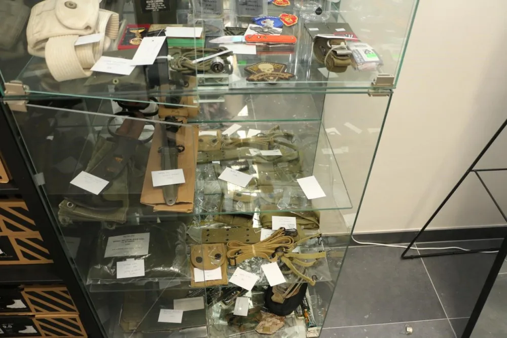 Třikrát navštívil army shop po zavíračce. Po třetím vloupání ho zadržela policie.