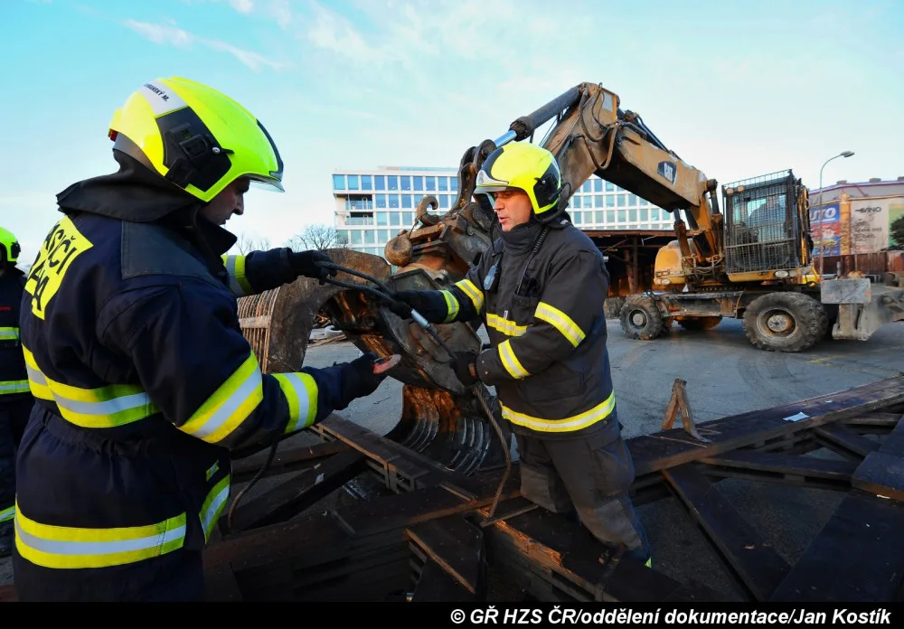 FOTO, VIDEO: Hasičská stanice v Holešovicích šla k zemi. Nová bude stát za dva roky