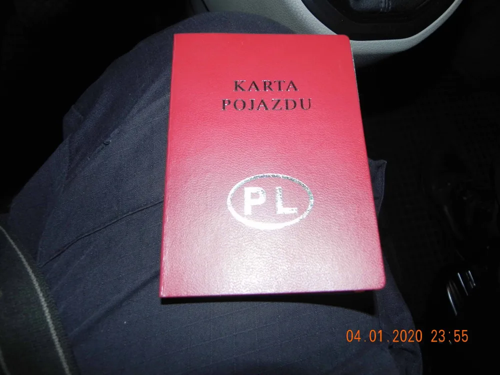 Uzbecký pas, polské auto, ukrajinský řidičák. Taxikář bez povolení skončil v rukou policie
