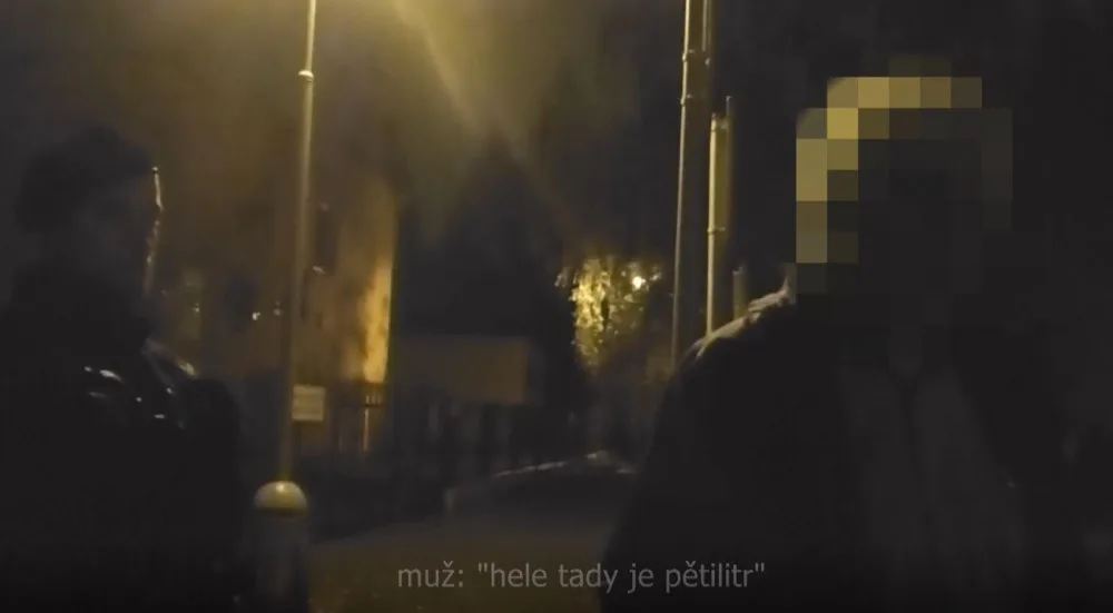 Hele, tady je pětilitr. Řidič nadýchal přes dvě promile a snažil se uplatit strážníky