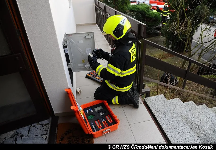 Hasiči a chemická služba dnes odpoledne zasahovali u požáru plynu v garážích v Hájích.