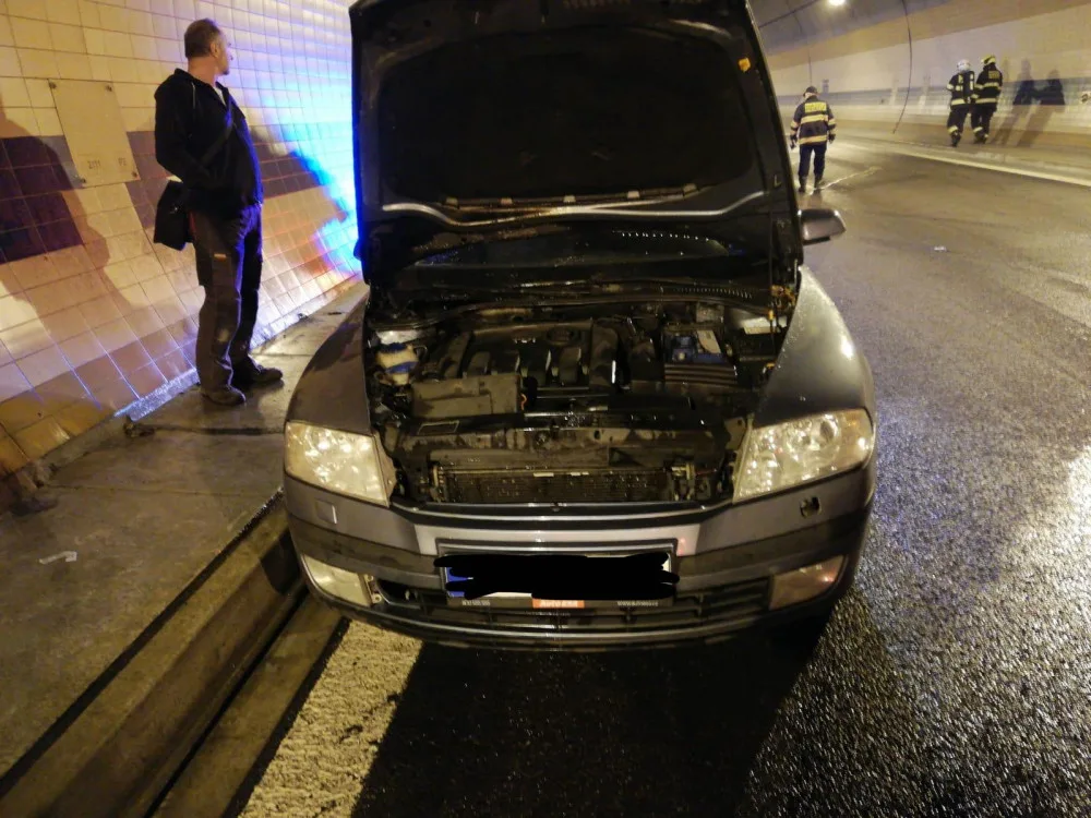 Požár automobilu uzavřel na hodinu Bubenečský tunel.
