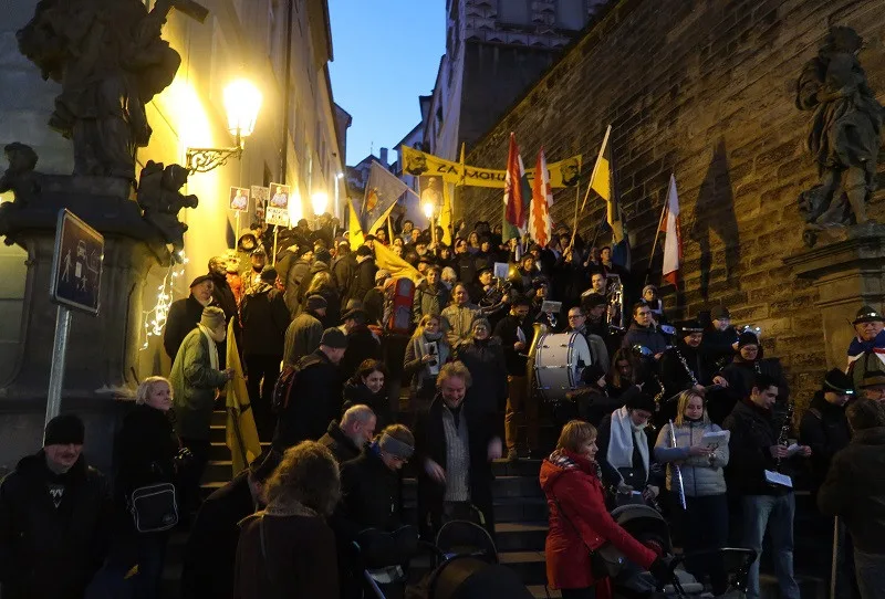 Stovka lidí prošla centrem Prahy v průvodu za monarchii.