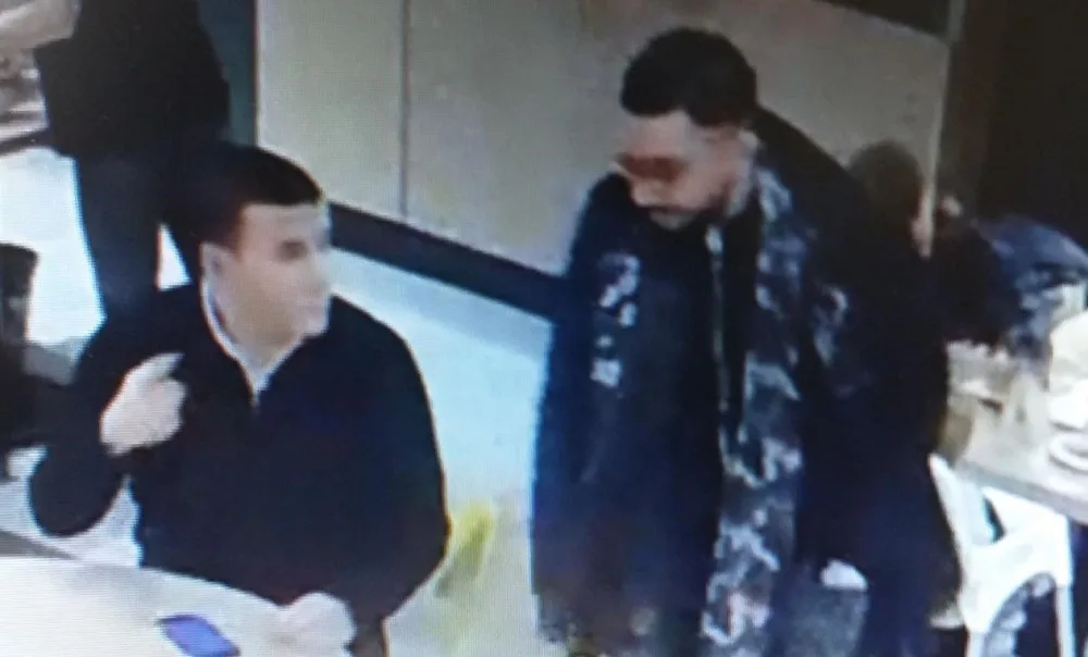 VIDEO: Dva muži ukradli peněženku z bundy v restauraci, pátrá po nich policie