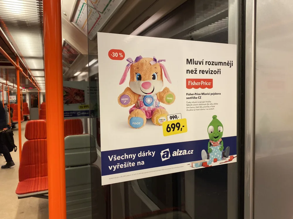Mluví rozumněji než revizoři. Dopravní podnik s reklamou Alzy nemá problém.