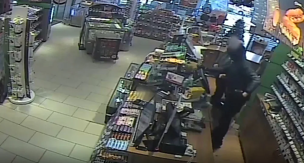 VIDEO: Policie pátrá po řidiči černého superbu. Vezl zloděje, který se zbraní vyloupil benzinku
