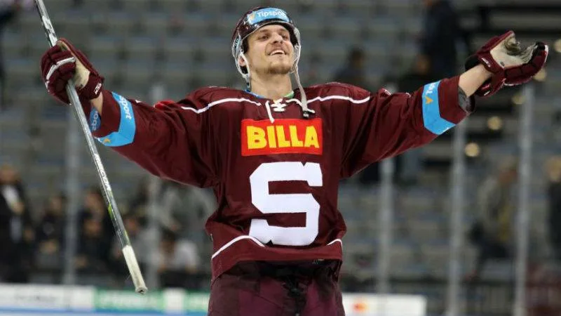 Český hokej na tom není tak dobře, aby si mohl dovolit uzavřít extraligu, říká Sparťan Jiří Smejkal