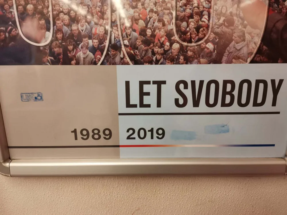 Italové s orazítkovanými obličeji razítkovali vagón metra. Skončili v rukou policie