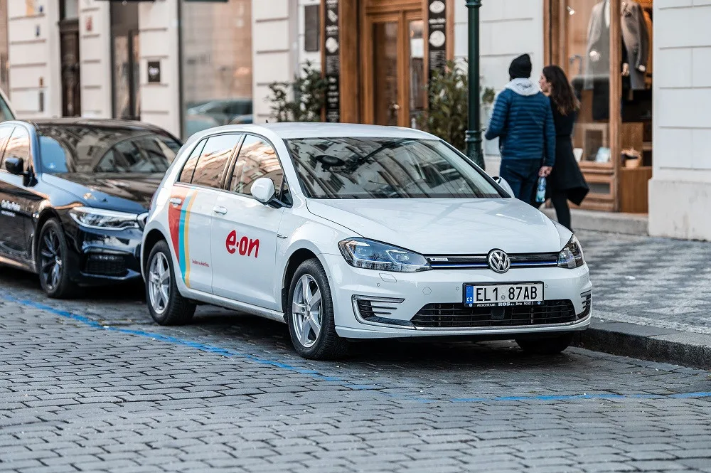 Elektromobil donutí člověka plánovat. Za následný pocit z jízdy to ale rozhodně stojí.