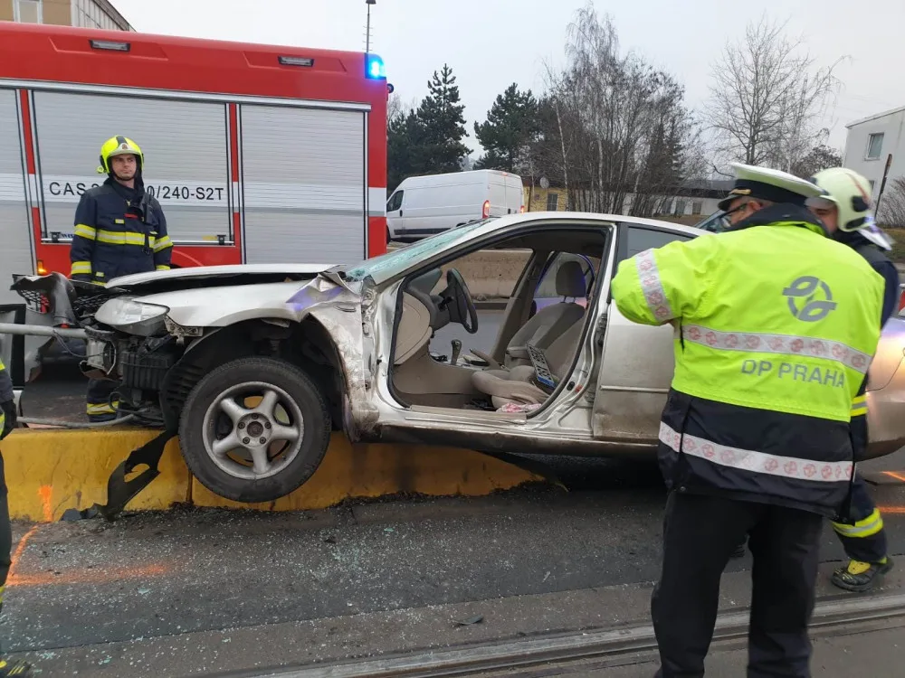FOTO: Dnes ráno došlo ke střetu tramvaje s autem. Zraněnou osobu museli hasiči z auta vyprostit