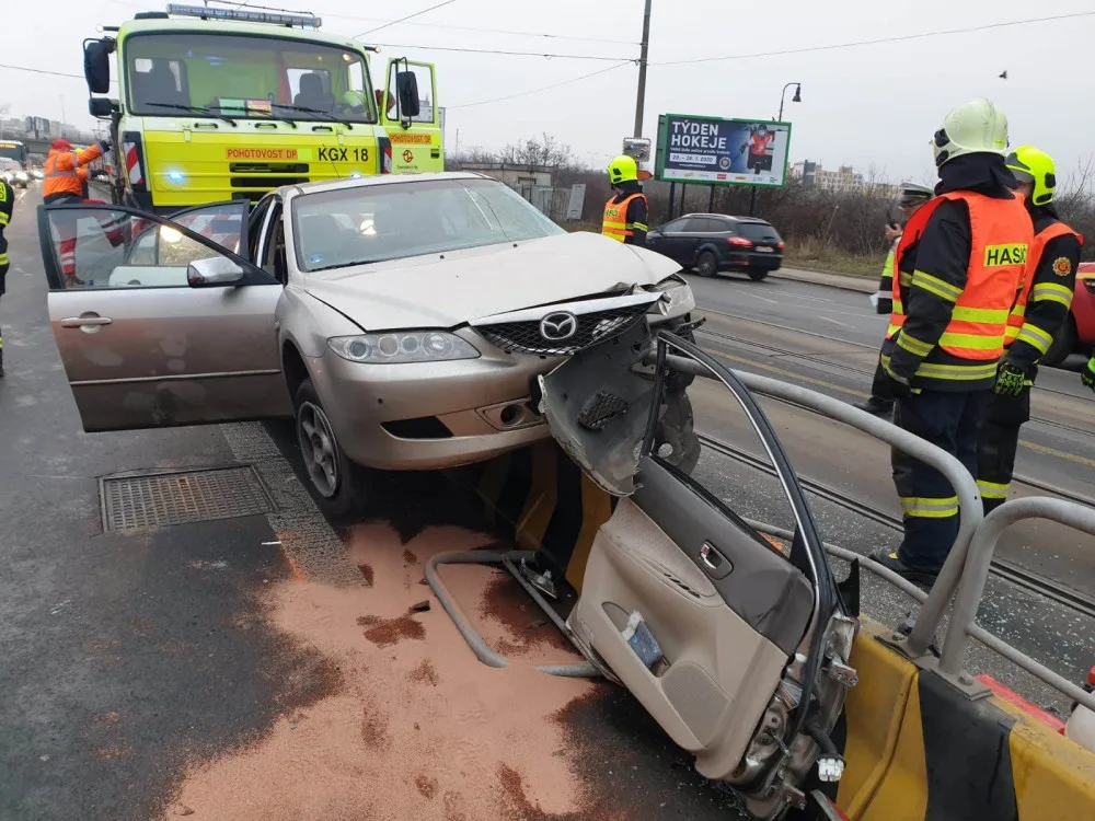 FOTO: Dnes ráno došlo ke střetu tramvaje s autem. Zraněnou osobu museli hasiči z auta vyprostit