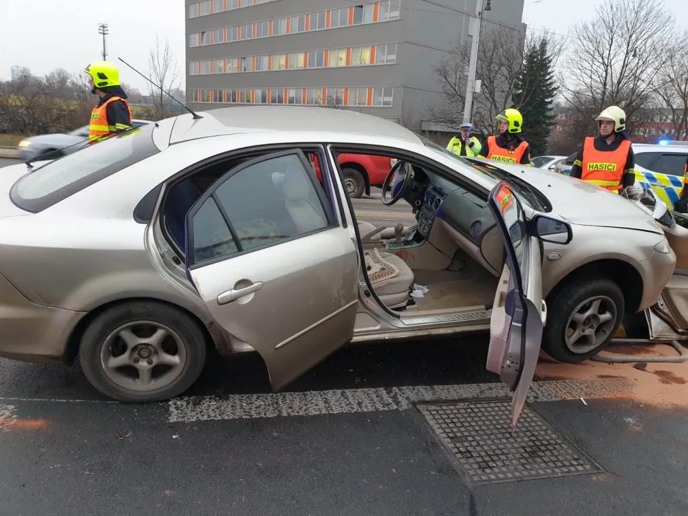 FOTO: Dnes ráno došlo ke střetu tramvaje s autem. Zraněnou osobu museli hasiči z auta vyprostit
