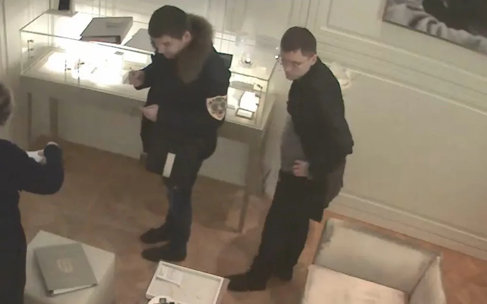 FOTO, VIDEO: Dva muži v pražském klenotnictví ukradli šperky za čtvrt milionu. Pátrají po nich kriminalisté
