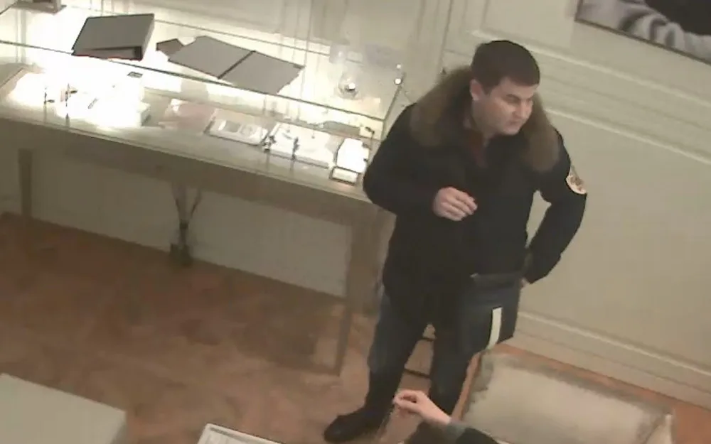 FOTO, VIDEO: Dva muži v pražském klenotnictví ukradli šperky za čtvrt milionu. Pátrají po nich kriminalisté