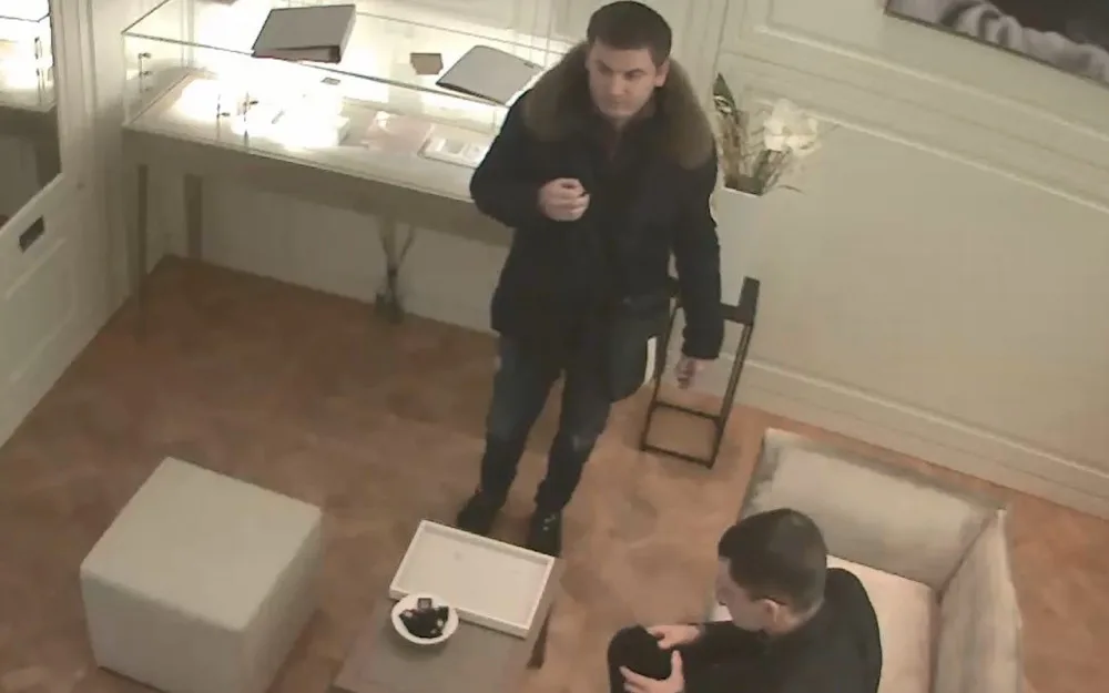FOTO, VIDEO: Dva muži v pražském klenotnictví ukradli šperky za čtvrt milionu. Pátrají po nich kriminalisté