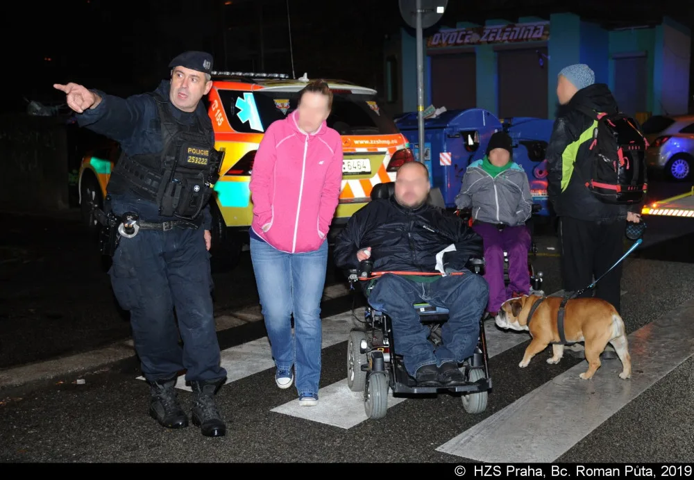 FOTO: Při požáru domu s pečovatelskou službou zemřel jeden člověk, příčinou byla závada na lednici