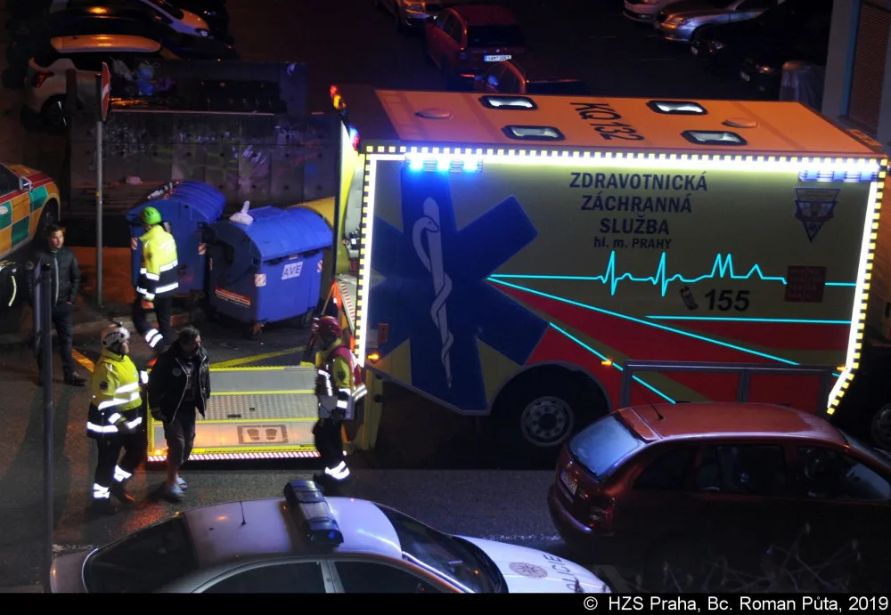 FOTO: Při požáru domu s pečovatelskou službou zemřel jeden člověk, příčinou byla závada na lednici