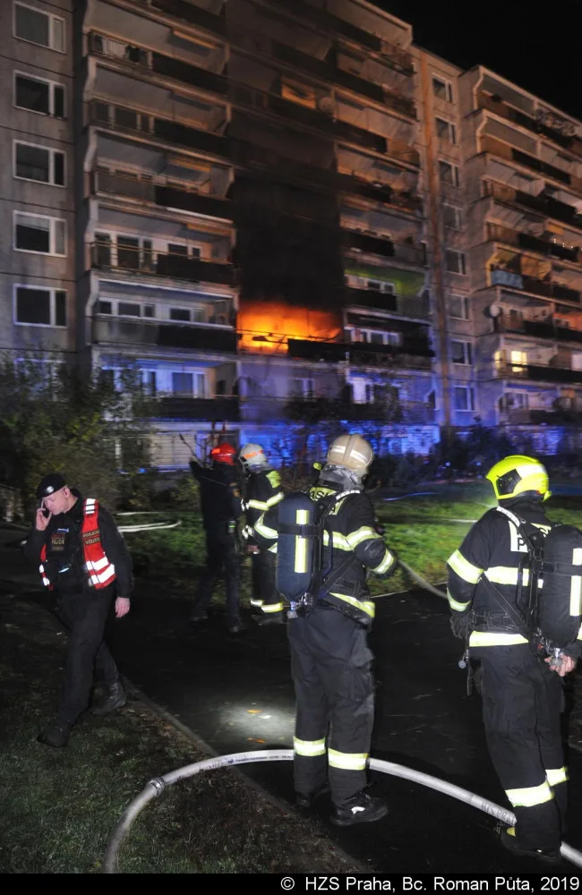FOTO: Při požáru domu s pečovatelskou službou zemřel jeden člověk, příčinou byla závada na lednici