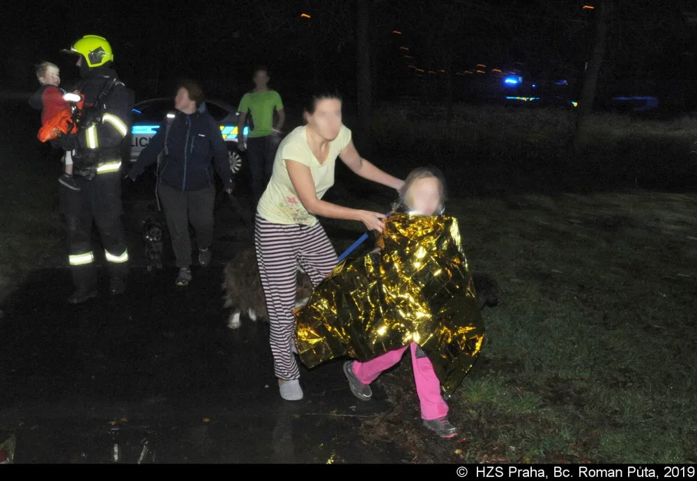 FOTO: Při požáru domu s pečovatelskou službou zemřel jeden člověk, příčinou byla závada na lednici