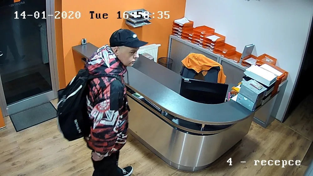 Policie pátrá po Filipu Szalayovi, je podezřelý z opakovaných krádeží. Pohybuje se v Praze