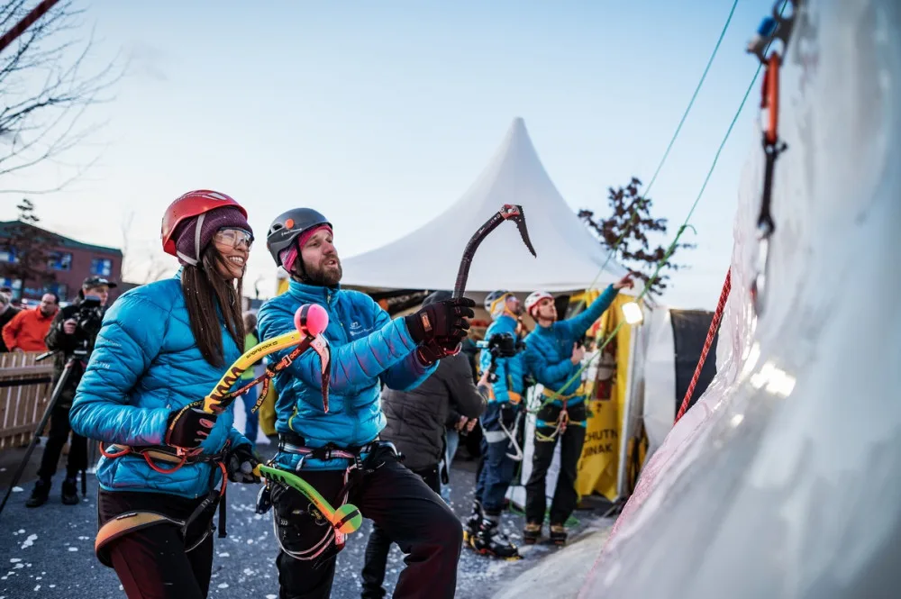 FOTO: Na Černém mostě vyrostla ledová stěna. V sobotu se u ní bude podepisovat Adam Ondra