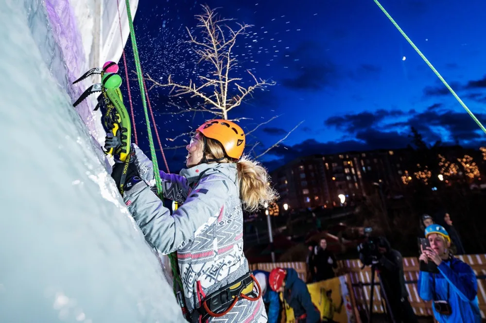 FOTO: Na Černém mostě vyrostla ledová stěna. V sobotu se u ní bude podepisovat Adam Ondra
