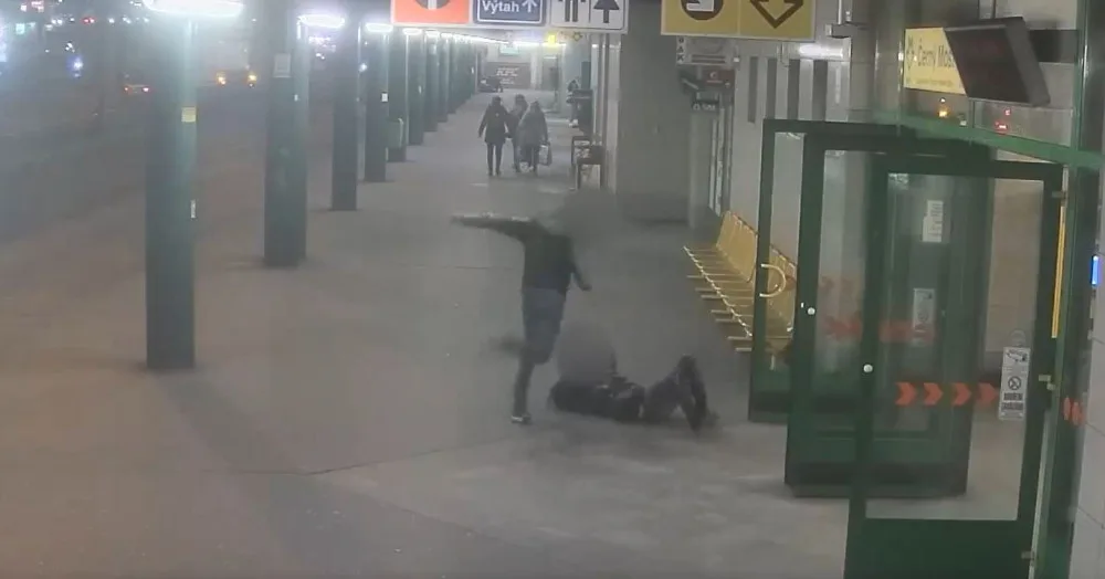VIDEO: Muž bil bývalou přítelkyni, pak ji tahal za vlasy po zemi. Policie pátrá po zachránci