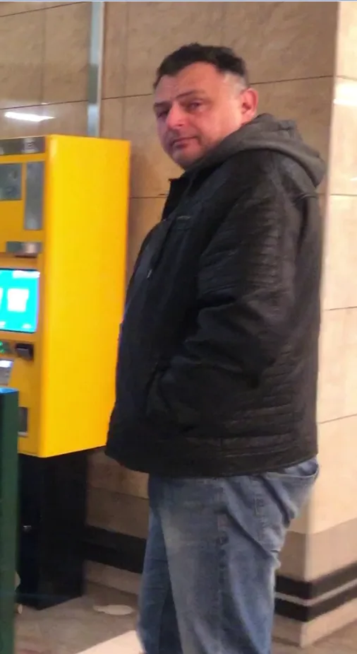VIDEO: Muž bil bývalou přítelkyni, pak ji tahal za vlasy po zemi. Policie pátrá po zachránci