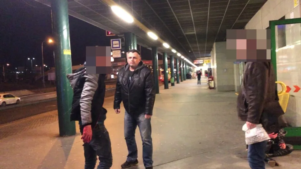 VIDEO: Muž bil bývalou přítelkyni, pak ji tahal za vlasy po zemi. Policie pátrá po zachránci