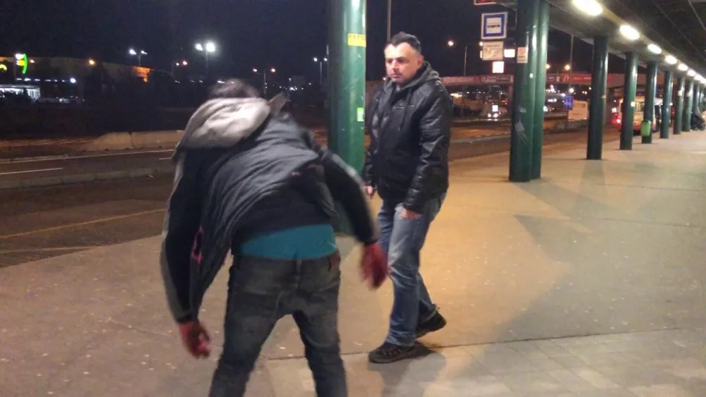 VIDEO: Muž bil bývalou přítelkyni, pak ji tahal za vlasy po zemi. Policie pátrá po zachránci