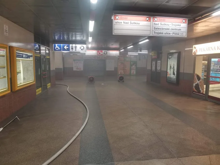 Stanici Kobylisy zahalil kouř. Požár eskalátorů vyhnal cestující z vestibulu