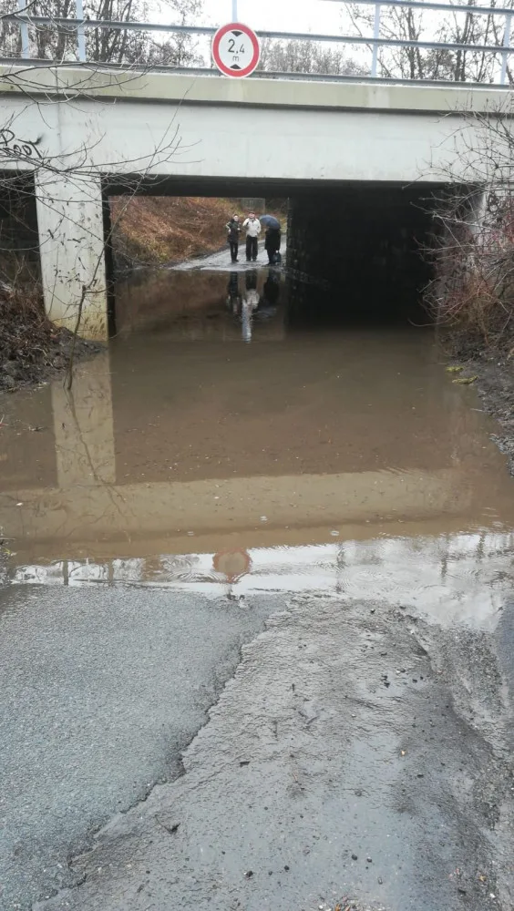 FOTO: Pražští hasiči odčerpávali vodu ze zatopeného prostoru pod mostem v Hloubětíně